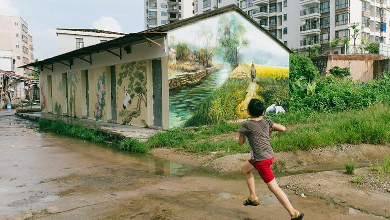 “夹缝中的光”:城乡接合部的迷茫与憧憬